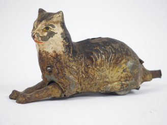 Vente aux enchères Chat mécanique en tôle peinte, accident à la queue, mécanisme à ficell