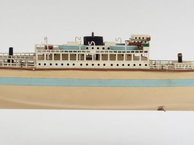 Bateau Fleischann, coque repeinte, manque mat, drapeau et canot de sau