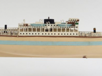 Vente aux enchères Bateau Fleischann, coque repeinte, manque mat, drapeau et canot de sau