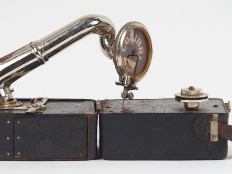 Petit phonographe de voyage de marque Colibri avec sa manivelle, état 