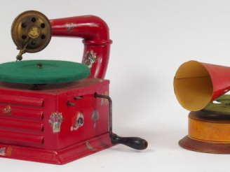 Vente aux enchères Lot de 2 petits phonographes en tôle des années 20, restauration et ma