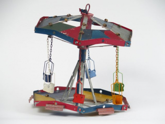 Vente aux enchères Petit manège jouet type 'tape cul' des années 30/40 en tôle peinte. H.