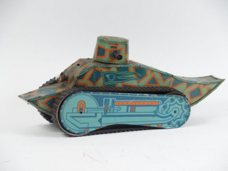 Vente aux enchères Batteries Toys. Char en tôle lithographiée avec chenilles en plastique