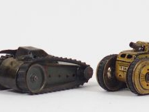 Vente aux enchères Lot de 4 petits engins blindés miniatures mécaniques, en état d'usage,