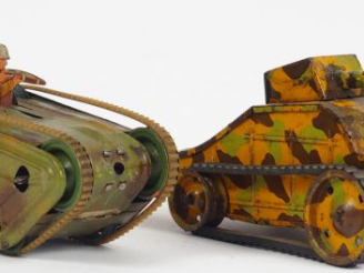 Vente aux enchères Lot de 2 engins blindés mécaniques dont un Jouet inversable avec solda