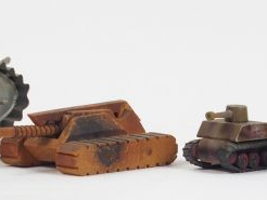 Vente aux enchères Lot de 4 engins blindés dont deux en tôle et deux en bois, fabrication
