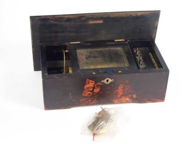 Boite à musique à cylindre et peignes, 32 dents, dans son coffret en b