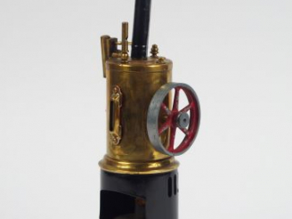 Vente aux enchères Machine à vapeur verticale en laiton et tôle peinte, H. 34 cm, avec so