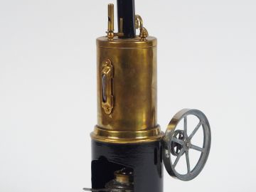 Machine à vapeur verticale en laiton et tôle, avec son niveau et son b