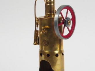 Vente aux enchères Très belle machine à vapeur verticale entièrement en laiton, portant l