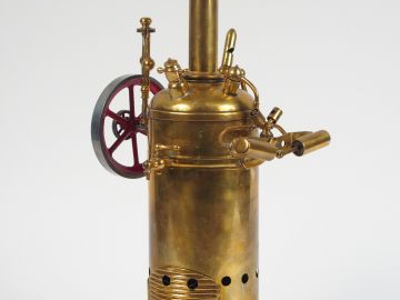 Grande machine à vapeur en laiton, avec brûleur. H. 43 cm (restaurée)