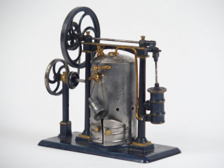 Vente aux enchères Belle machine à vapeur fin XIXème de marque CR. H. 18 cm (restauration