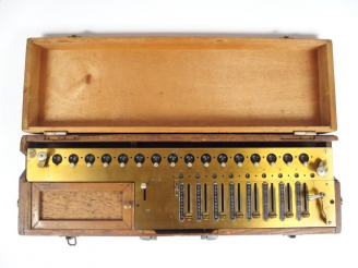 Vente aux enchères Arithmomètre. Machine à calculer série 3001 de Louis Payen, totaliseur
