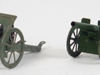 Vente aux enchères Lot de 2 canons jouets en tôle dont un marqué CAVES à amorce. 26 cm, l