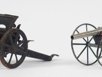 Lot de 2 canons jouets en tôle dont un de marque CR 20 cm, l'autre CAV