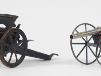 Vente aux enchères Lot de 2 canons jouets en tôle dont un de marque CR 20 cm, l'autre CAV