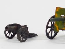 Lot de 4 petits canons jouets anciens dont un marque CR à décor de cam