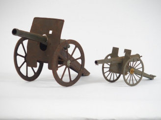 Vente aux enchères Lot de 2 canons jouets anciens dont un de marque CR (traces de rouille