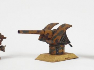Vente aux enchères Lot de 3 jouets militaires mécaniques type canon dont deux marqués Mad