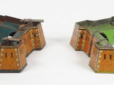 Lot de 2 forts démontables en tôle lithographiée, en état d'usage dont