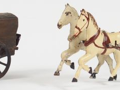 Vente aux enchères Lot de 2 attelages jouets anciens en tôle, état d'usage nécessitant de