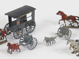 Vente aux enchères Lot de 5 petits attelages militaires anciens en état d'usage