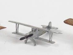 Vente aux enchères Lot de 3 avions miniatures en tôle. 11 cm, état d'usage, manque hélice