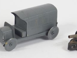 Vente aux enchères Lot de Peny Toys : voiture, engin blindé on y joint une voiture en tôl