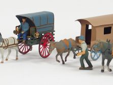 Vente aux enchères Lot de 4 petits attelages ravissants malheureusement repeints