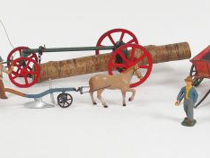 Vente aux enchères Tombereaux et personnages de ferme, certains éléments repeints