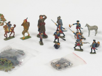 Vente aux enchères Lot de figurines comprenant : un lot de plats d'étain, arbres et végét
