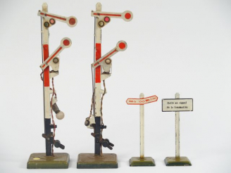Vente aux enchères Lot de 2 sémaphores Marklin on y joint 2 panneaux de voie en bel état 
