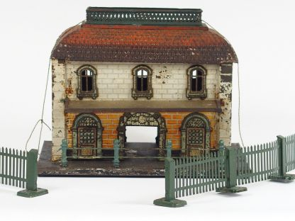 Petite gare en tôle lithographiée des années 20, mauvais état, un lot 
