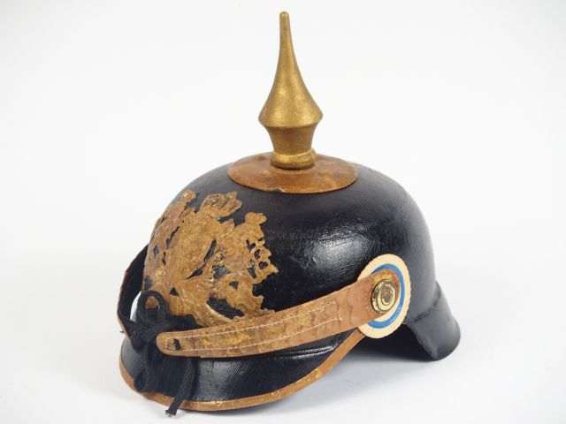 Casque à pointe pour enfant en carton bouilli, bel état