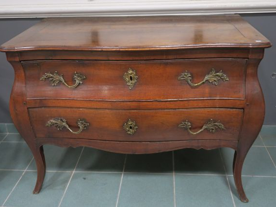 Commode Louis XV en noyer ouvrant à 2 tiroirs
