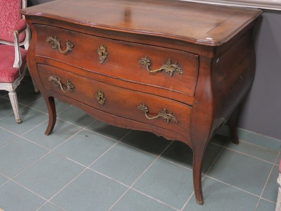 Commode Louis XV en noyer ouvrant à 2 tiroirs