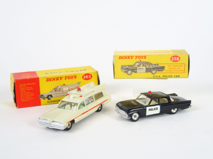 Lot de 2 miniatures Dinky Toys au 1/43e dont :  - Ford Fairlane USA Po