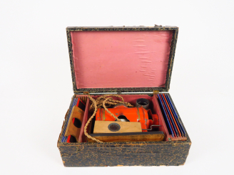 Vente aux enchères GBN. Lanterne magique avec plaque en coffret d'origine, fatiguée, calé