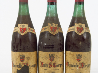 Vente aux enchères 3 BOUTEILLES GRIVELET : 2 CHAMBOLLE MUSIGNY 1938 3 CM/1 ED - 1 NUITS S