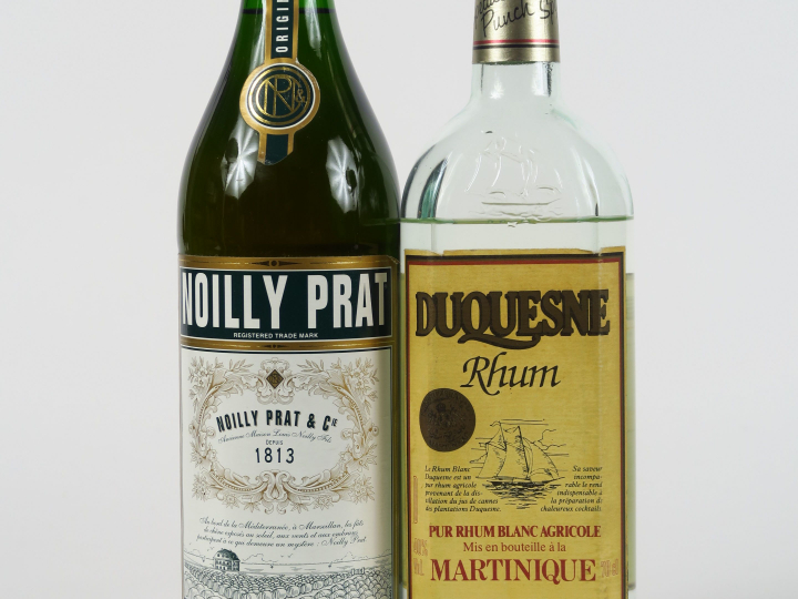2 BOUTEILLES : 1 NOILLY PRAT DRY/1 RHUM BLANC AGRICOLE DUQUESNE (NIVEA