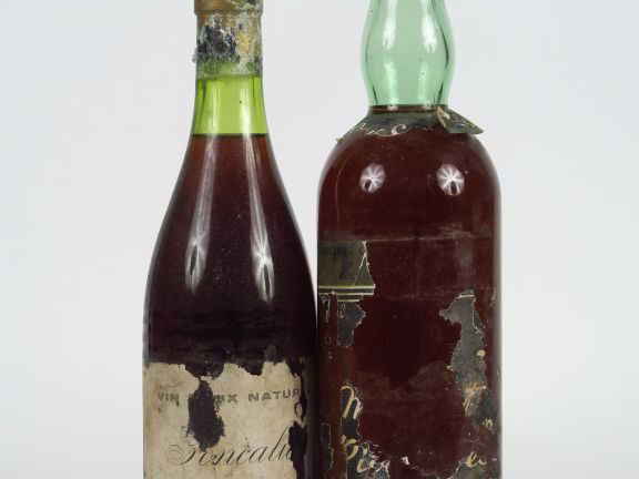 2 VIEILLES BOUTEILLES VINS DOUX NATURELS