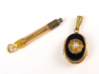 Vente aux enchères pendentif porte photo en or et onyx, clé de montre en partie en or. Po
