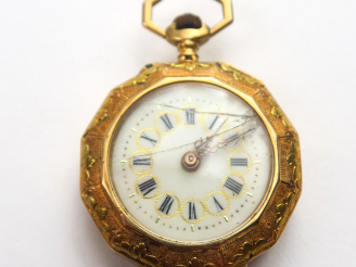 Vente aux enchères Montre de col en or, chiffrée. Poids tel : 19,2 g (verre accidenté)