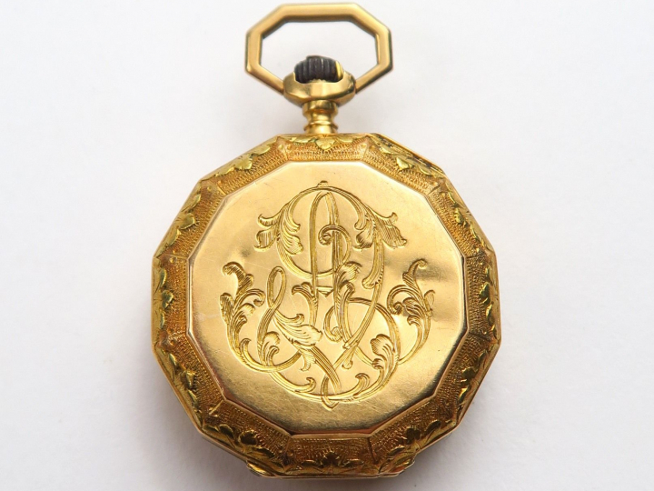Montre de col en or, chiffrée. Poids tel : 19,2 g (verre accidenté)