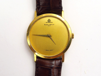 Vente aux enchères BAUME ET MERCIER. Montre d'homme, boitier en or, bracelet en cuir non 
