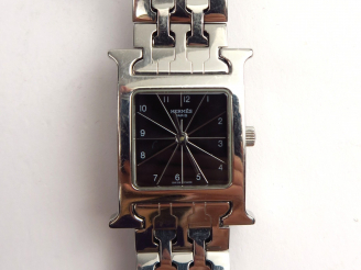 Vente aux enchères HERMES. Montre de femme, modèle H en acier. Accompagné de son certific