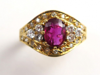 Vente aux enchères Bague ornée d'un rubis synthétique épaulée de petits brillants, montur