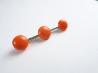 Vente aux enchères Broche ornée de trois boutons de corail, monture en or blanc sertie de