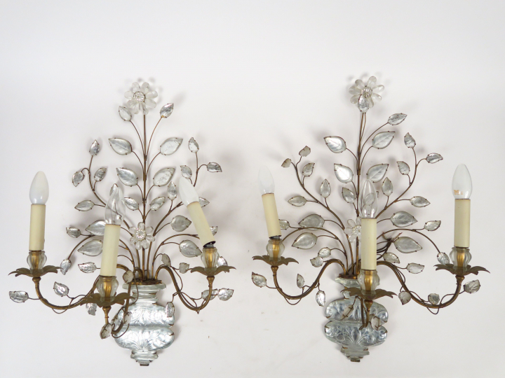 Maison Baguès. Paire d'appliques en métal doré et verre, à décor de va