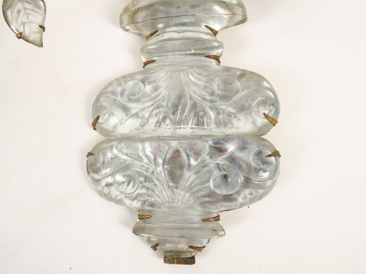 Maison Baguès. Paire d'appliques en métal doré et verre, à décor de va